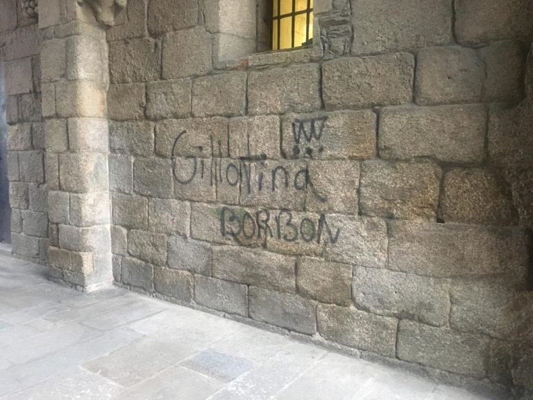 El alcalde de Santiago condena las pintadas en la Catedral y afea al conselleiro de Cultura «instrumentalizar» el hecho