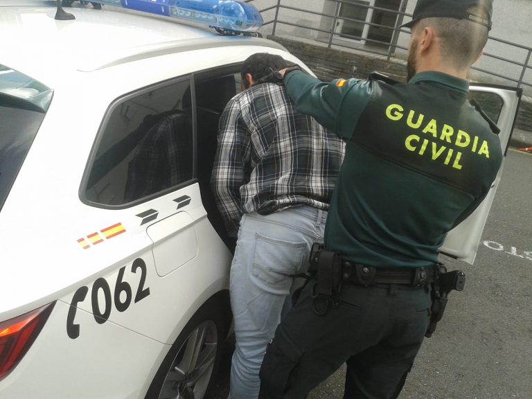Detenido un hombre en A Coruña por un robo en un local tras romper con un adoquín uno de los cristales de la puerta
