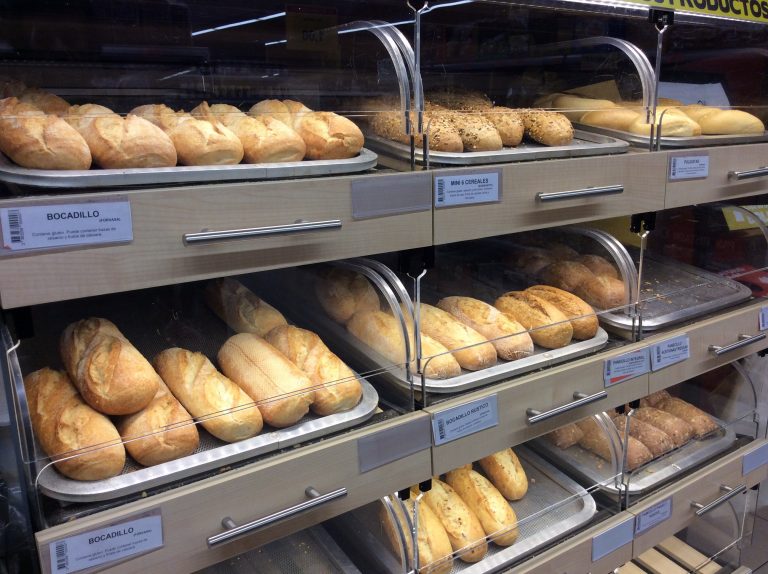 Panaderías, pastelerías y quioscos podrán abril en un Viernes Santo no hábil para supermercados en Galicia