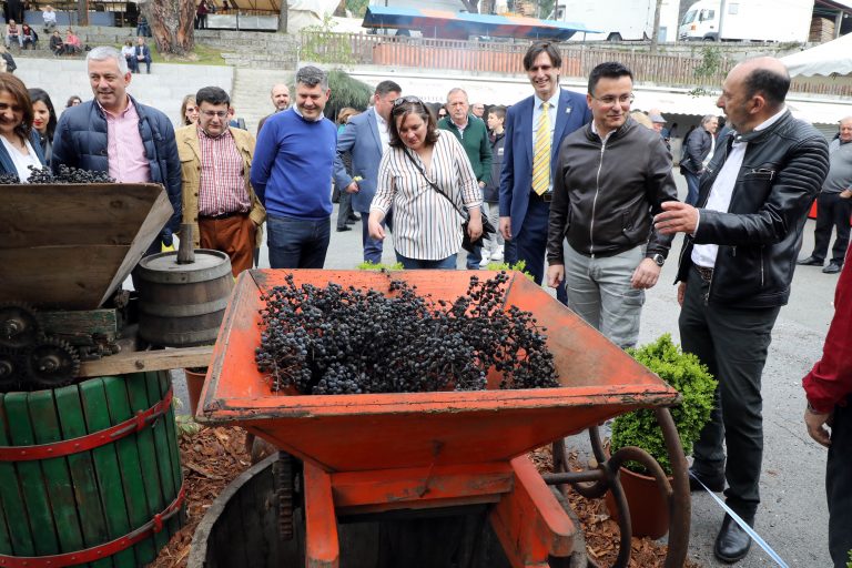 El conselleiro de Medio Rural reafirma su apuesta por el sector del vino y por la calidad