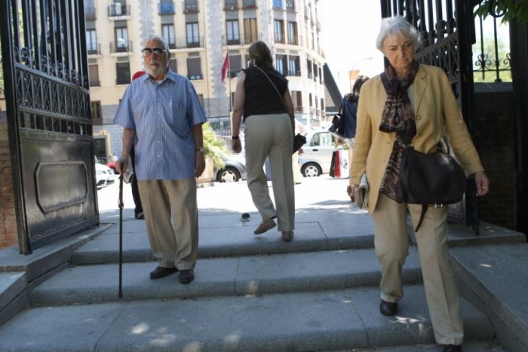 Solo cinco de las 53 comarcas gallegas ganan población