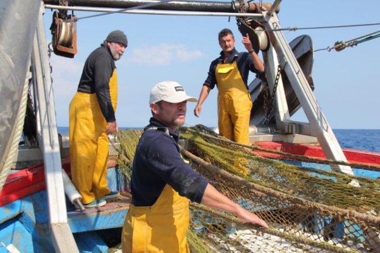 La Diputación de A Coruña destina cerca de medio millón de euros a cofradías de pescadores de la provincia