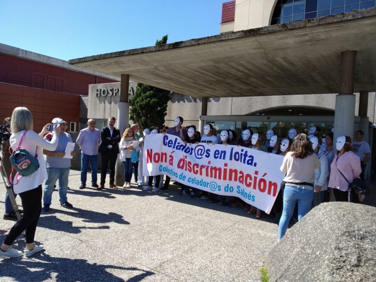Decenas de celadores gallegos protestan contra la privatización de la sanidad