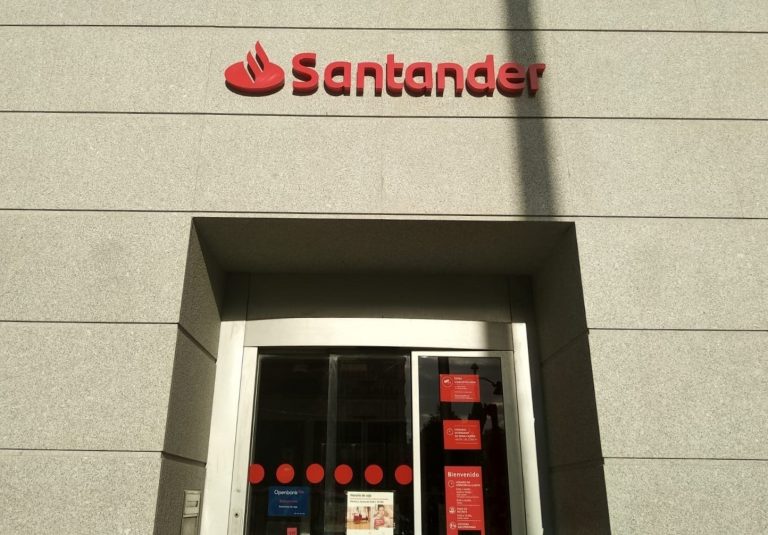Banco Santander y sindicatos cierran la negociación del ERE para 3.572 empleos y 1.033 oficinas