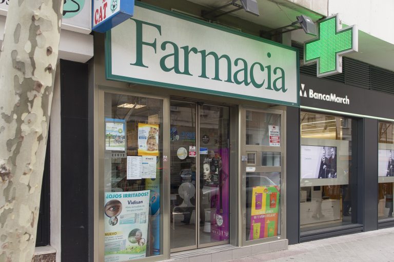 Los farmacéuticos de A Coruña piden que se acuda a la farmacia solo en casos «imprescindibles»