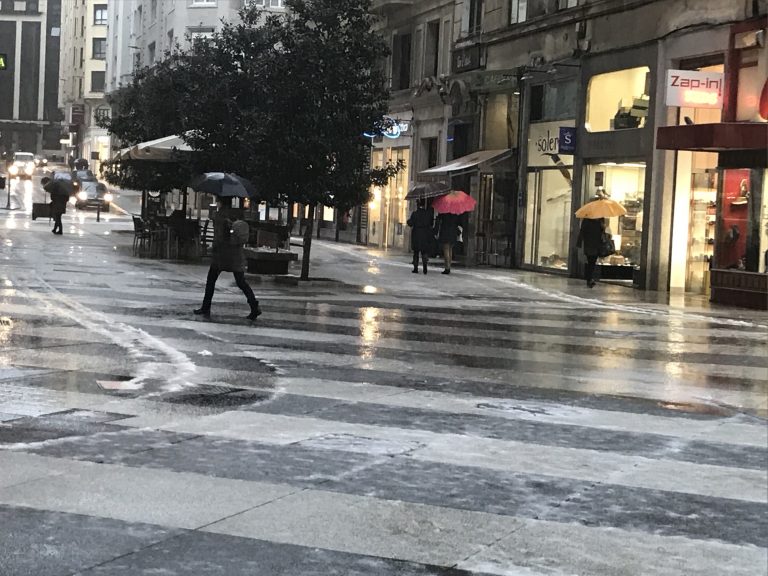 Casi toda España estará mañana en riesgo por lluvias, viento y fuerte oleaje