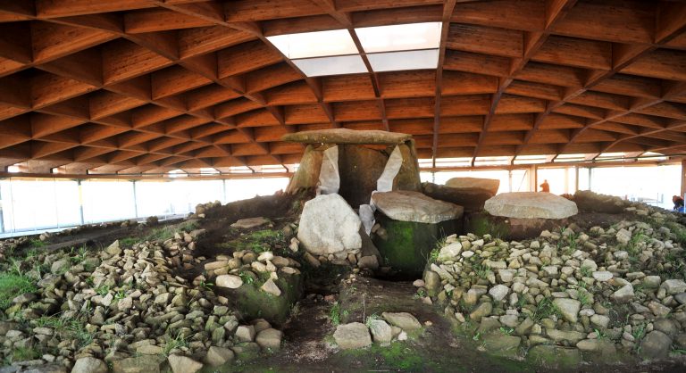 Salvemos Cabana advierte de que realizar conciertos en el dolmen de Dombate pone en riesgo las pinturas neolíticas