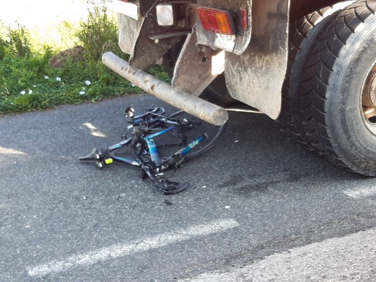 El hombre que arrolló a un pelotón ciclista en A Guarda solo paró para desenganchar el cuadro de una bici de su coche