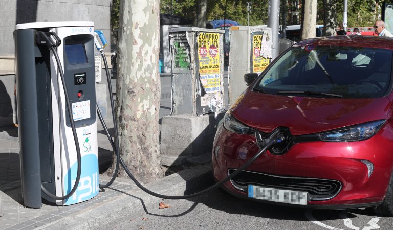 El Gobierno amplía hasta el 3 de junio el plazo para solicitar las ayudas del Perte del coche eléctrico