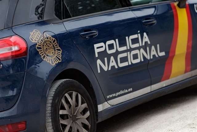 Agentes auxilian a una madre tras quedar su hija de dos años encerrada en su vehículo en Lugo