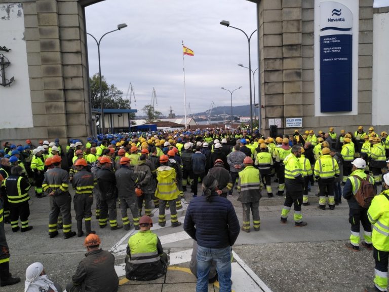Operarios de Navantia Ferrol y de las auxiliares guardan un minuto de silencio por la muerte de un compañero de Cádiz