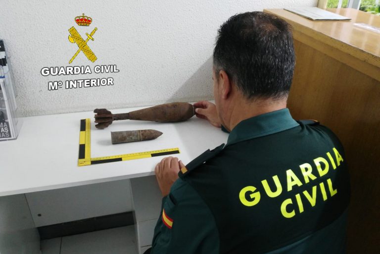 La Guardia Civil recoge en Vilagarcía de Arousa (Pontevedra) una granada y un proyectil de la Guerra Civil