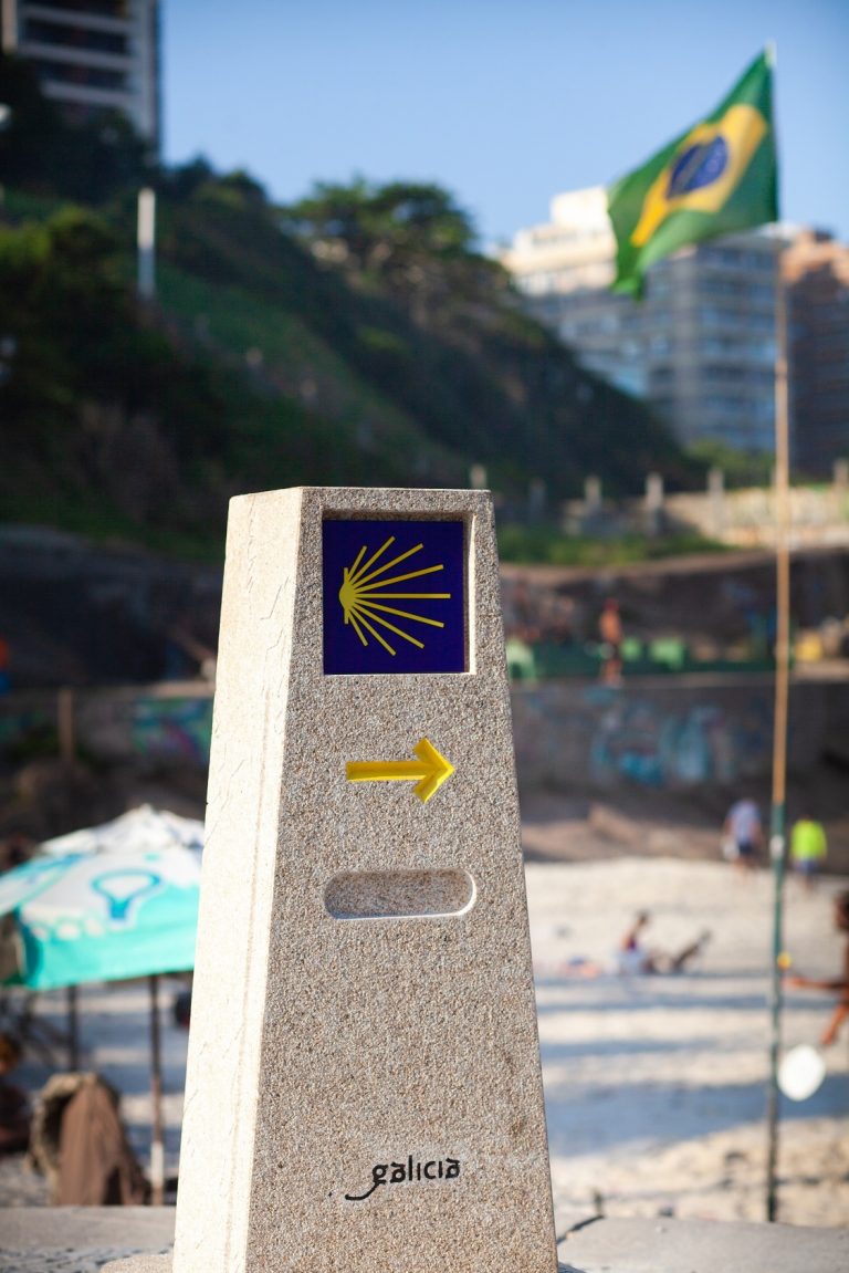 El Camino de Santiago llega a Río de Janeiro (Brasil) con un poste de señalización simbólico para despertar curiosidad