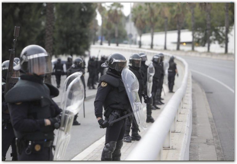 Dos policías gallegos resultan heridos durante los disturbios en Cataluña, uno de ellos de gravedad