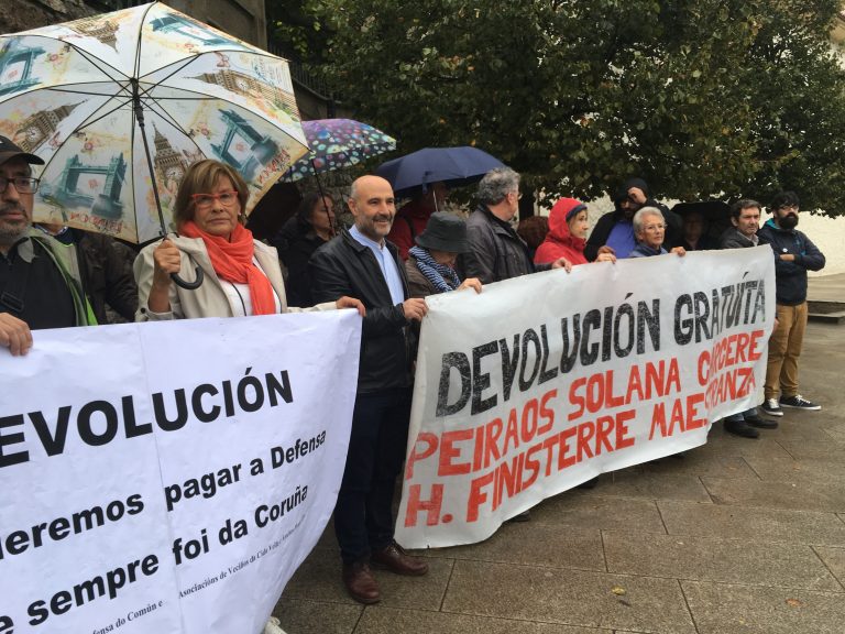 Un centenar de personas se movilizan en A Coruña para reclamar terrenos de la ciudad en manos del Ministerio de Defensa