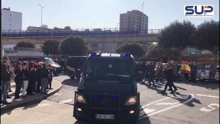 Más de un centenar de personas reciben en A Coruña a agentes gallegos desplazados en Cataluña al grito de «valientes»