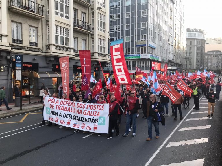 Cientos de personas se movilizan en A Coruña contra la deslocalización de servicios en R