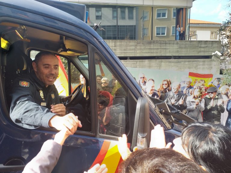 Vigo recibe entre aplausos y al grito de «¡Valientes!» a los agentes de la UIP que regresan de Cataluña