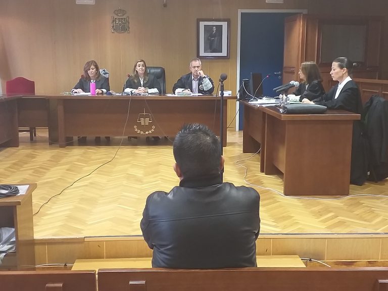 Absueltos por falta de pruebas dos acusados de golpear y agredir sexualmente a un hombre en Ourense en 2017