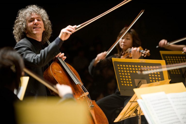 El violonchelista británico Steven Isserlis toca esta semana con la Real Filharmonía de Galicia