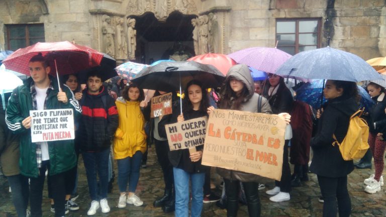 (AM) El alumnado exige la expulsión de Luciano Méndez al grito de ‘Fuera machismo de la USC’