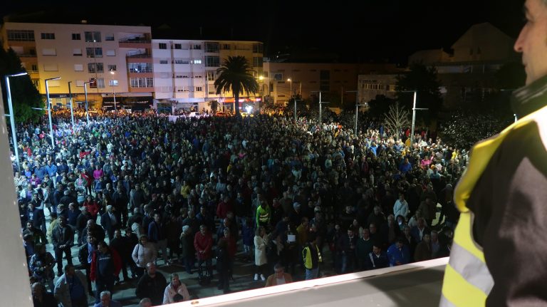 Alcoa.- Miles de personas se concentran en Burela (Lugo) para reclamar una «solución ya» para la planta de San Cibrao