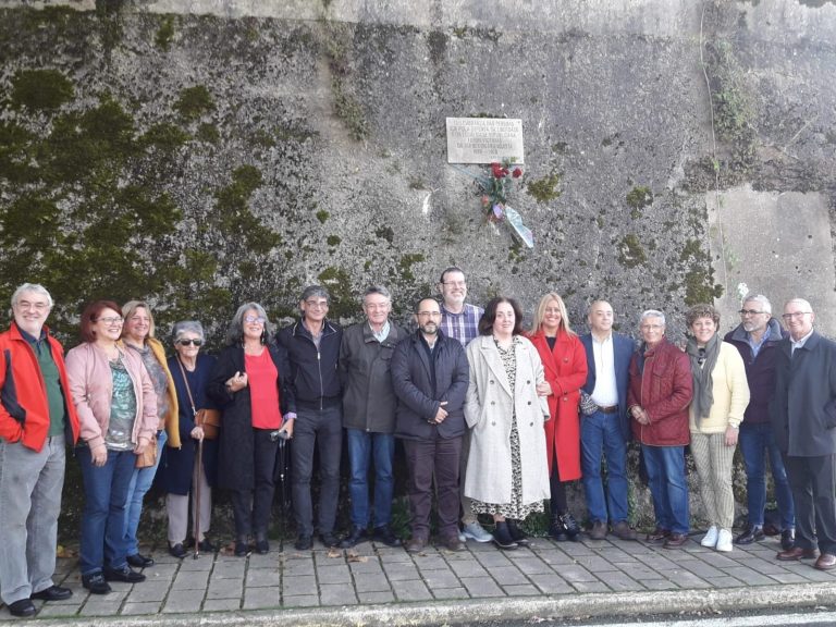 El PSOE deposita rosas en el antiguo cementerio de Ferrol en recuerdo a las víctimas de Franco