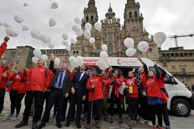 Jóvenes con distintas capacidades llegan al Obradoiro después de recorrer 60 kilómetros del Camino de Santiago