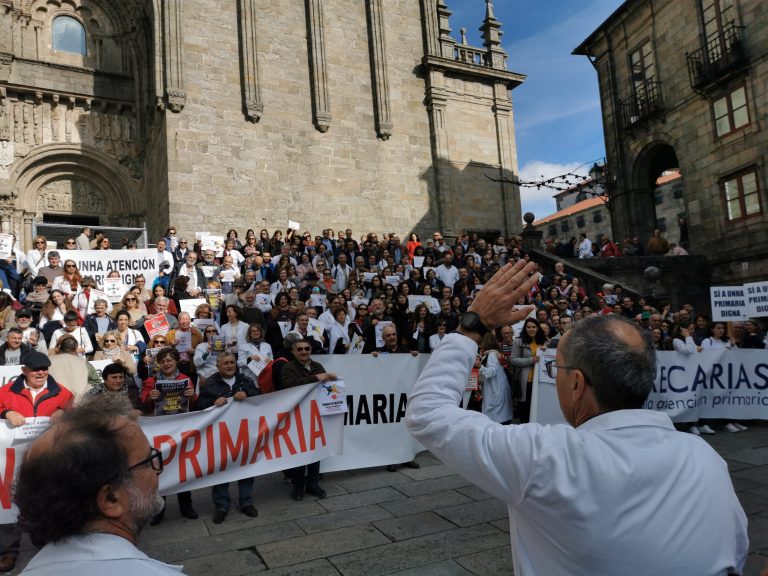 AMP.- Cientos de médicos claman en Santiago «por la dignidad» de la atención primaria: «Nunca estuvimos tan saturados»