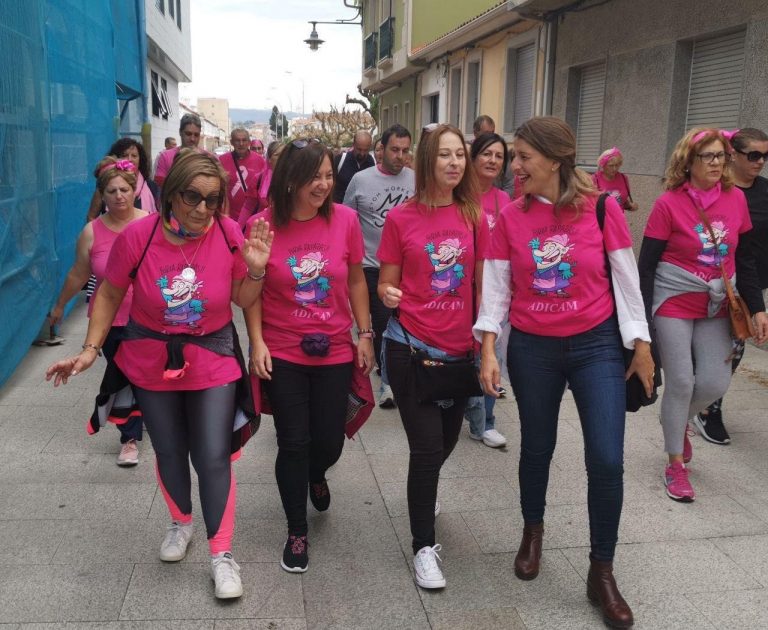 Una marcha solidaria en Cangas (Pontevedra) reclama «recursos para la investigación» del cáncer de mama