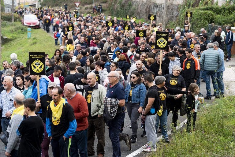 Unas tres mil personas se manifiestan en Teo (A Coruña) contra el vaciado de la cantera de Casalonga