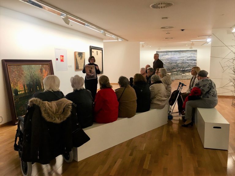 Usuarios de centros de mayores de Cáritas participan en un programa de la Fundación María José Jove