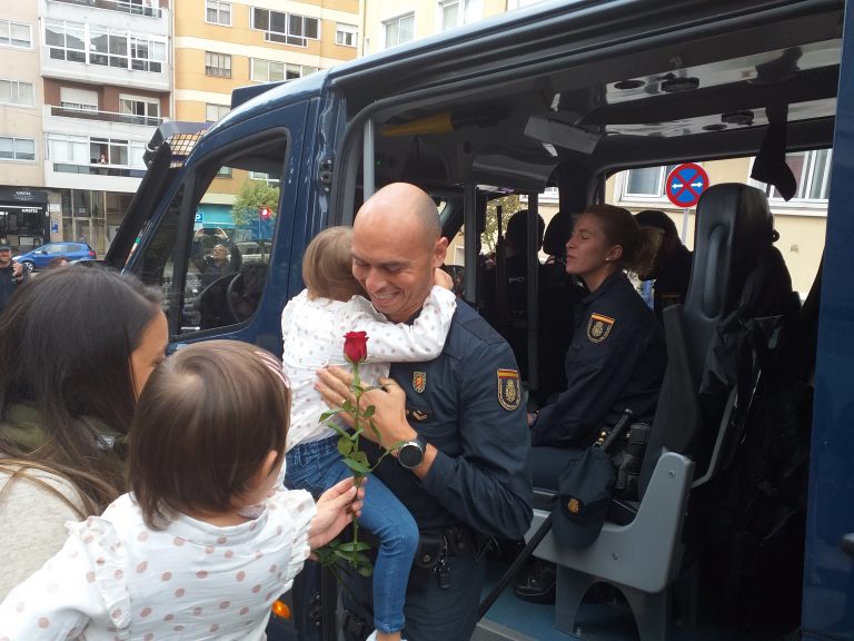 Nuevo recibimiento entre aplausos a medio centenar de policías de Vigo y A Coruña a su vuelta de Barcelona