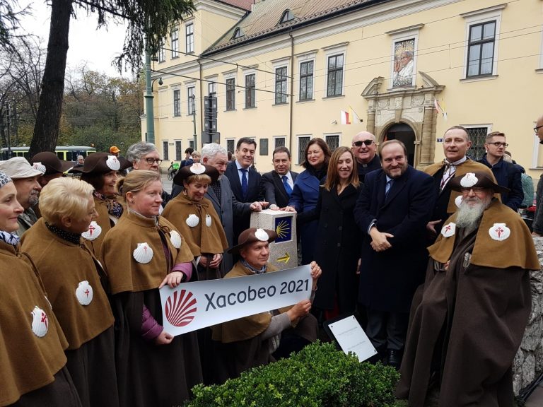 Xacobeo.- Colocan un hito frente a la ‘ventana del papa’ Juan Pablo II en Cracovia para señalizar el Camino de Santiago