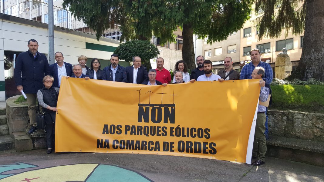Alcaldes de la Comarca de Ordes protestan contra instalación de parques eólicos/SCO