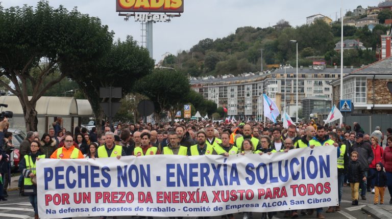 Unas 10.000 personas respaldan a trabajadores de Alcoa en la manifestación convocada por sindicatos en Viveiro (Lugo)