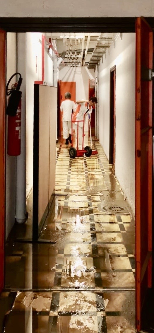 Una avería en la canalización externa del centro de salud Virxe Peregrina de Pontevedra obliga a intervenir en el sótano