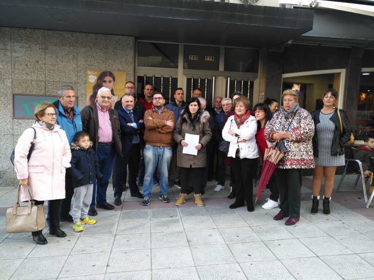 Miembros del PSOE de Narón (A Coruña) se concentran ante la sede de su partido para pedir la readmisión de un militante