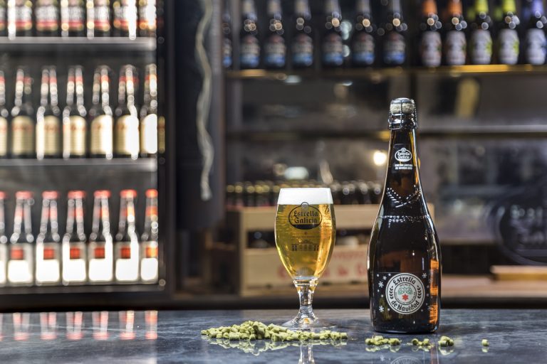 Estrella Galicia lanza su edición especial de cerveza para Navidad con lúpulo gallego