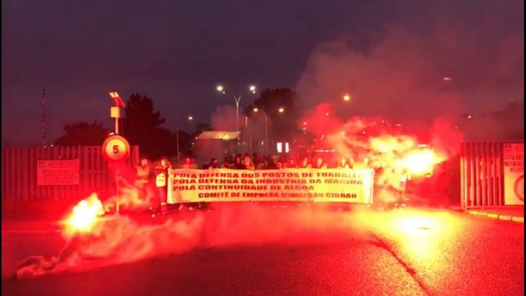 Trabajadores de una auxiliar protestan a las puertas de Alcoa tras renunciar su empresa a la contrata