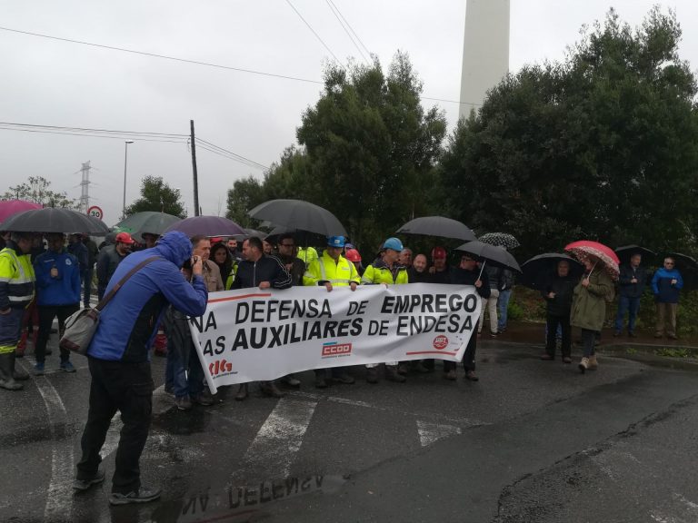 Operarios de auxiliares de Endesa en As Pontes (A Coruña) se concentran para pedir garantías de trabajo