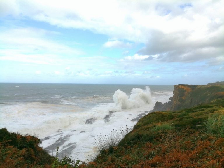 Protección Civil y Emergencias alerta por fuerte temporal de viento en las costas del norte con olas de hasta 7 metros