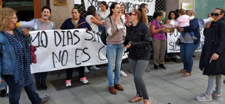 Unas 50 trabajadoras de residencias de DomusVi se concentran en Vigo para denunciar el «esclavismo» que sufren