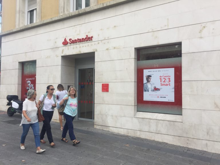 Banco Santander cierra este viernes otras 200 oficinas en España por el ERE, 20 de ellas en Galicia