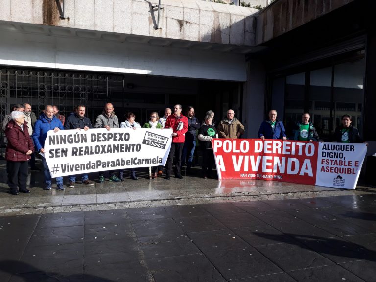 Unas 30 personas se concentran delante del Ayuntamiento de Vigo para reclamar «una vivienda digna para todos»