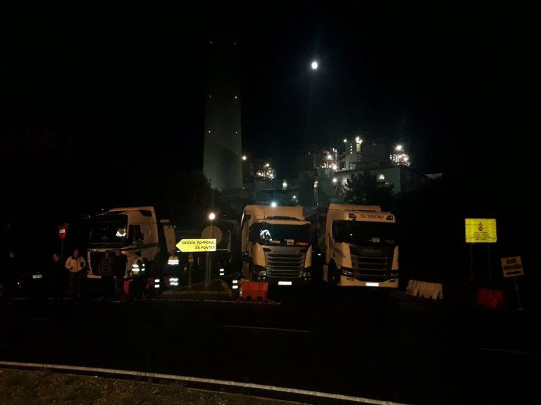 Los transportistas del carbón rodean con sus camiones la central térmica de Endesa en As Pontes (A Coruña)