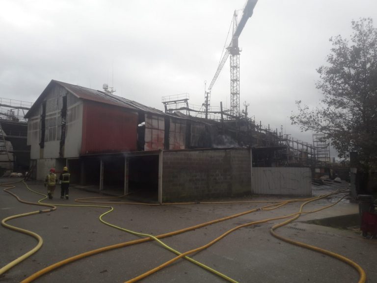 Concluyen las labores de extinción del incendio que se propagó en un astillero de Pontevedra con tres barcos dentro