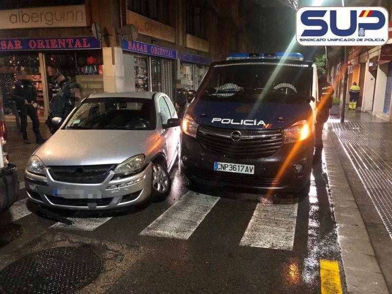 AMP.- Heridos cinco agentes de la Comisaría de Santiago en Barcelona al chocar un coche contra su furgón policial