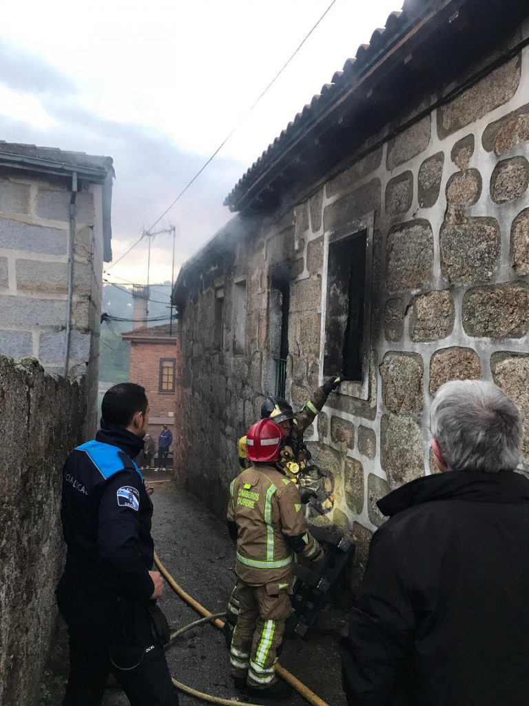 Un incendio que afecta a dos viviendas en Ourense obliga a evacuar a una persona