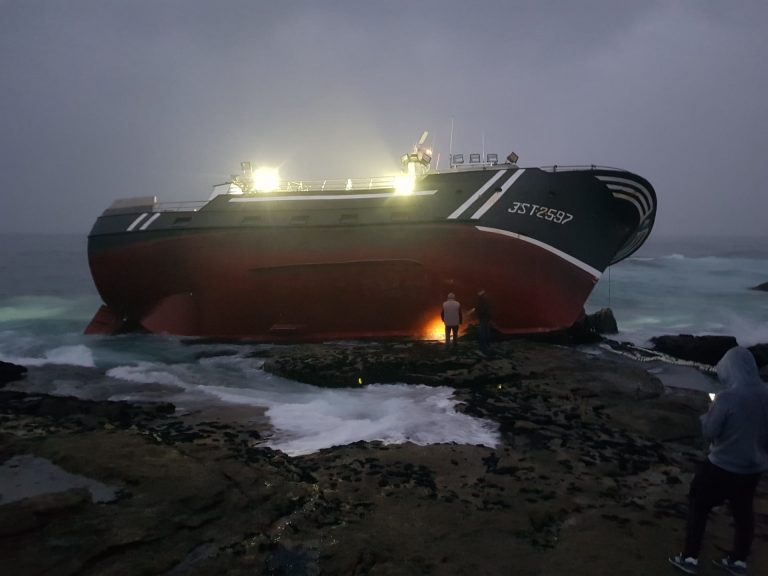 Pesca.- Descartan remolcar el pesquero varado en Porto do Son debido a la meteorología adversa y su ubicación